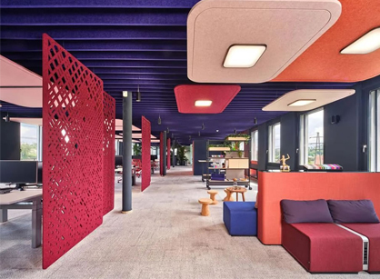 富厚的色彩团结多种形式的办公室装修设计空间怎样打造的——Impact Acoustic